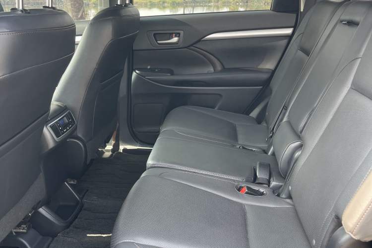 Used Toyota Highlander 2015 2.0T Four-Wheel Drive Luxury Edition 7-Seater Interior 6