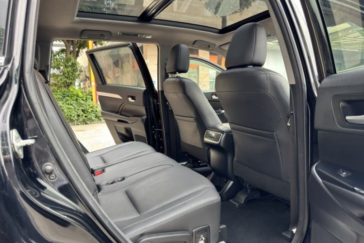 Used Toyota Highlander 2015 2.0T Two-Wheel Drive Luxury Edition 7 Seats Interior 6