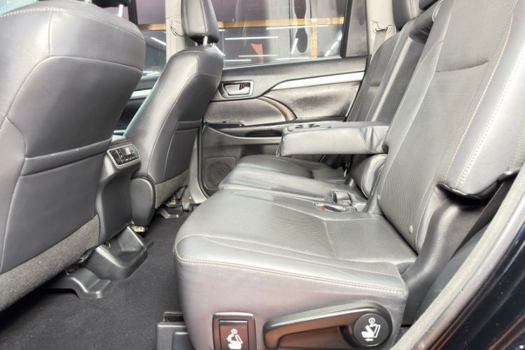 Used Toyota Highlander 2015 2.0T Four-Wheel Drive Luxury Edition 7-Seater Interior 7