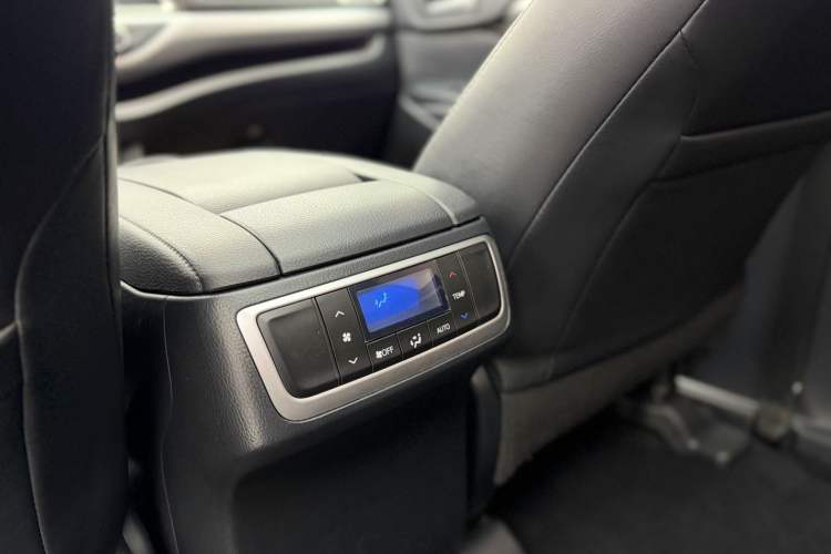 Used Toyota Highlander 2015 2.0T Four-Wheel Drive Luxury Edition 7-Seater Interior 7