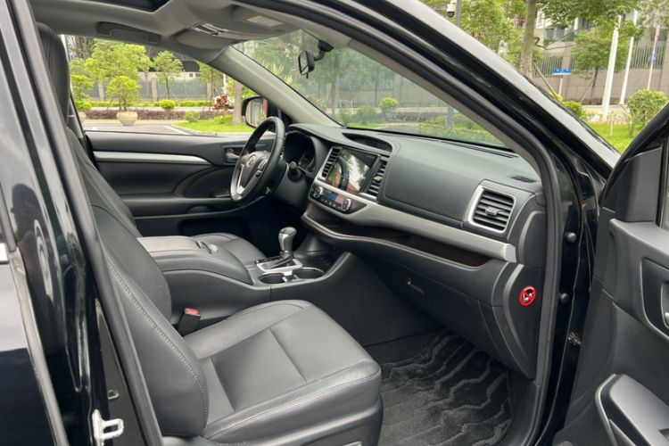 Used Toyota Highlander 2015 2.0T Four-Wheel Drive Luxury Edition 7-Seater Interior 7