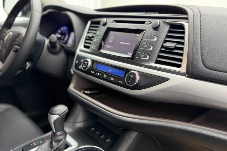 Used Toyota Highlander 2015 2.0T Four-Wheel Drive Luxury Edition 7-Seater Interior 8