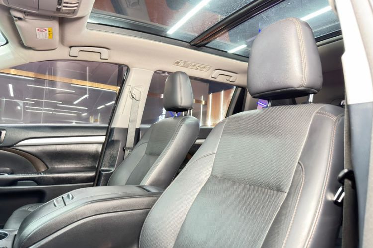 Used Toyota Highlander 2015 2.0T Four-Wheel Drive Luxury Edition 7-Seater Interior 9