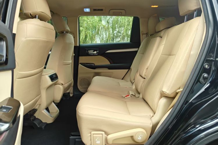 Used Toyota Highlander 2015 2.0T Two-Wheel Drive Elite Edition 7 Seats Interior 9