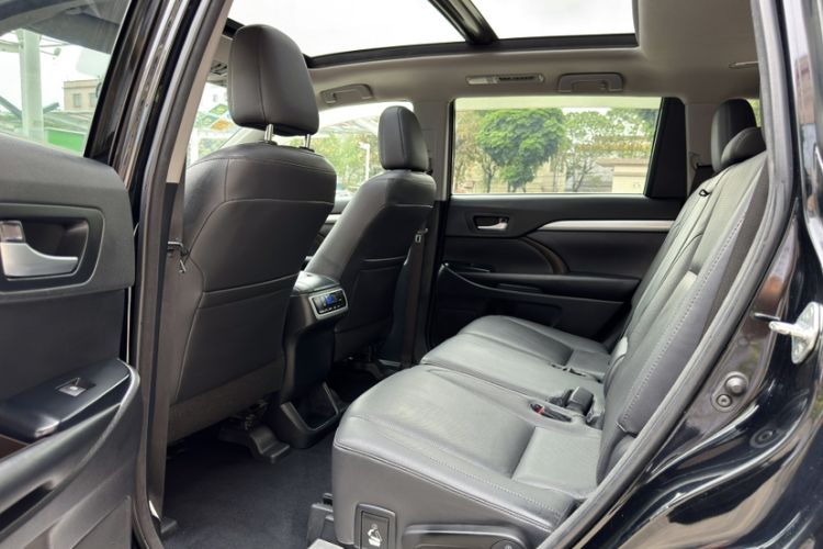 Used Toyota Highlander 2015 2.0T Two-Wheel Drive Luxury Edition 7 Seats Interior 9