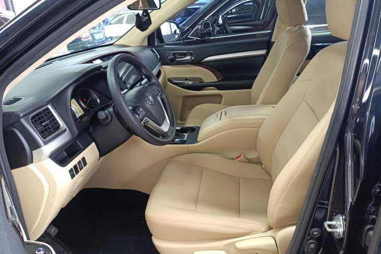 Used Toyota Highlander 2015 2.0T Two-Wheel Drive Elite Edition 7 Seats Left Front Seat