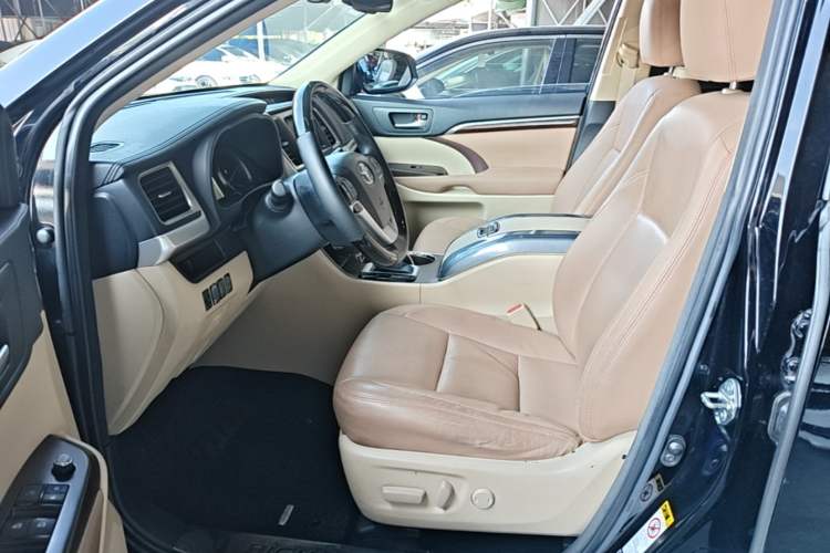 Used Toyota Highlander 2015 3.5L 4x4 Elite Edition 7-Seater Left Front Seat