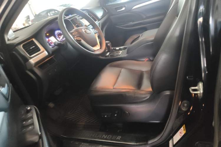 Used Toyota Highlander 2015 2.0T Two-Wheel Drive Luxury Edition 7 Seats Left Front Seat
