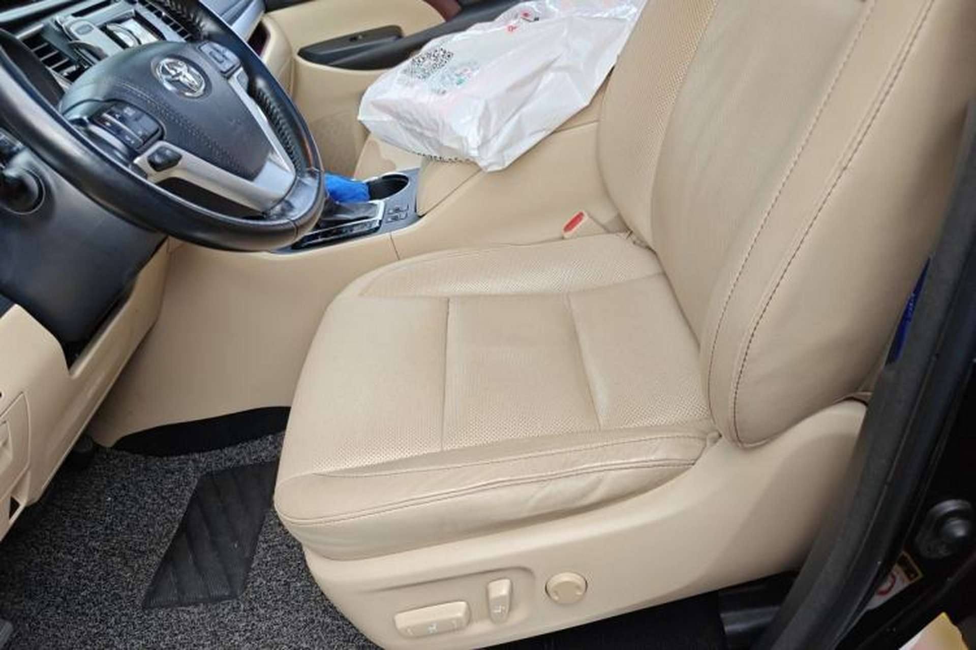 Used Toyota Highlander 2015 2.0T Two-Wheel Drive Luxury Edition 7 Seats Left Front Seat