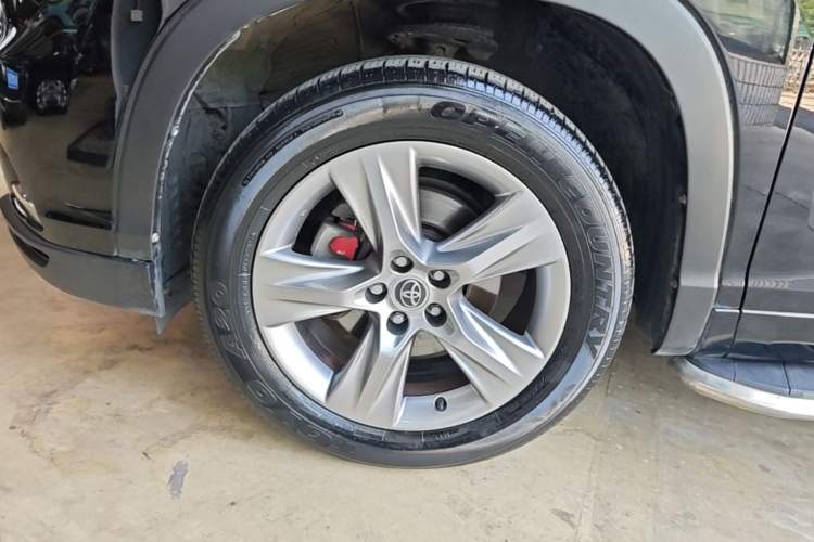 Used Toyota Highlander 2015 2.0T Two-Wheel Drive Luxury Edition 7 Seats Left Front Wheel Hub