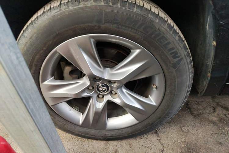 Used Toyota Highlander 2015 2.0T Four-Wheel Drive Luxury Edition 7-Seater Left Front Wheel Hub