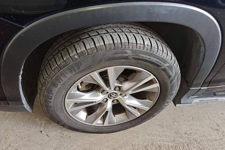 Used Toyota Highlander 2015 3.5L 4x4 Elite Edition 7-Seater Left Front Wheel Hub