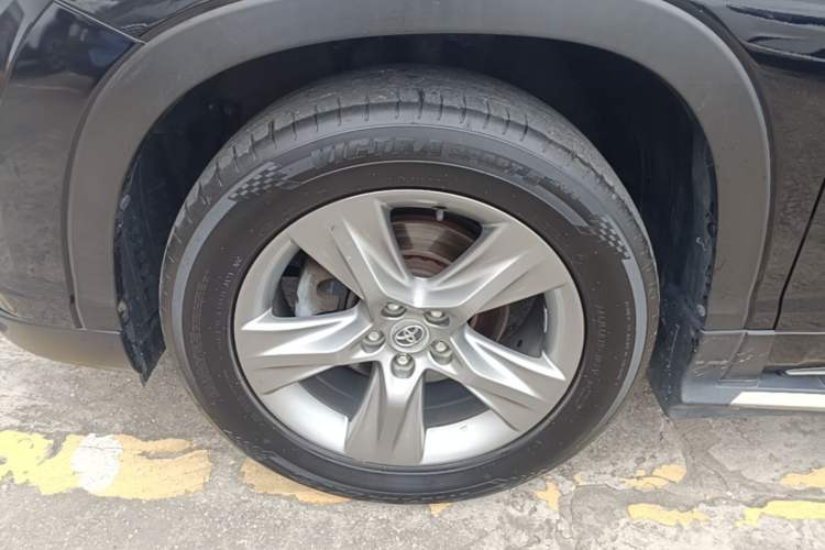 Used Toyota Highlander 2015 2.0T Four-Wheel Drive Luxury Edition 7-Seater Left Front Wheel Hub