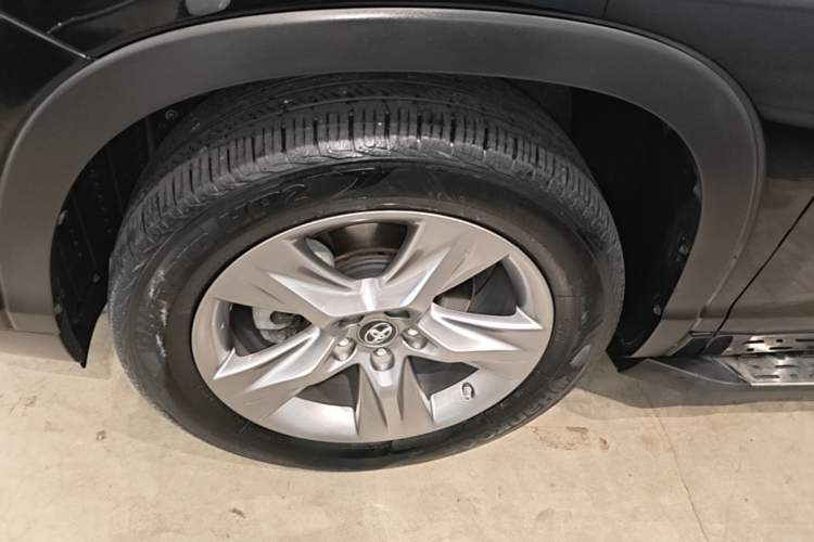 Used Toyota Highlander 2015 2.0T Four-Wheel Drive Luxury Edition 7-Seater Left Front Wheel Hub