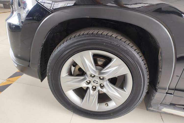 Used Toyota Highlander 2015 2.0T Four-Wheel Drive Ultimate Edition 7-Seater Left Front Wheel Hub