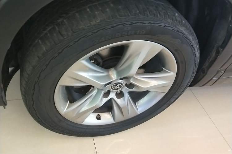 Used Toyota Highlander 2015 2.0T Four-Wheel Drive Luxury Edition 7-Seater Left Front Wheel Hub