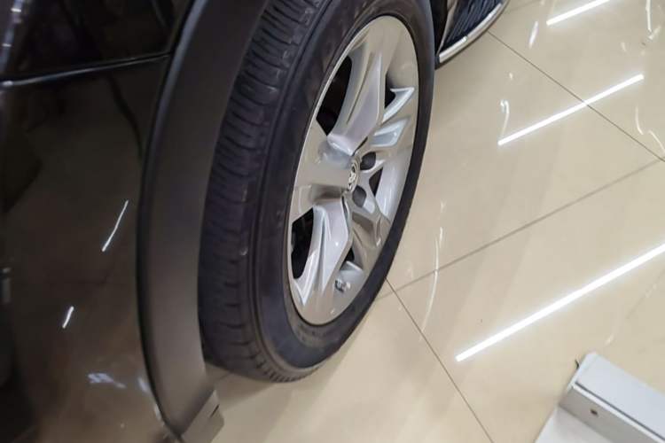 Used Toyota Highlander 2015 2.0T Four-Wheel Drive Luxury Edition 7-Seater Left Front Wheel Hub