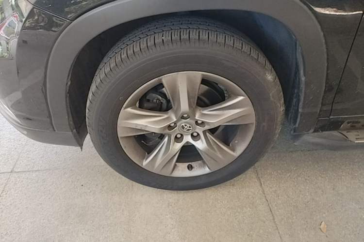 Used Toyota Highlander 2015 2.0T Four-Wheel Drive Luxury Edition 7-Seater Left Front Wheel Hub
