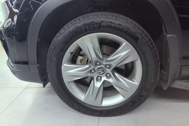 Used Toyota Highlander 2015 2.0T Four-Wheel Drive Luxury Edition 7-Seater Left Front Wheel Hub