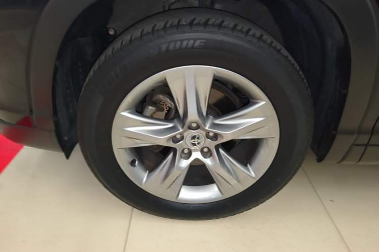 Used Toyota Highlander 2015 2.0T Four-Wheel Drive Luxury Edition 7-Seater Left Front Wheel Hub