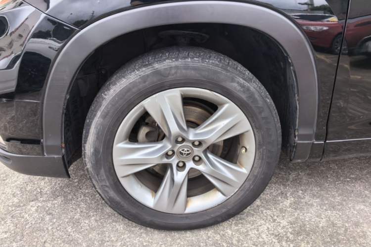 Used Toyota Highlander 2015 2.0T Four-Wheel Drive Luxury Edition 7-Seater Left Front Wheel Hub