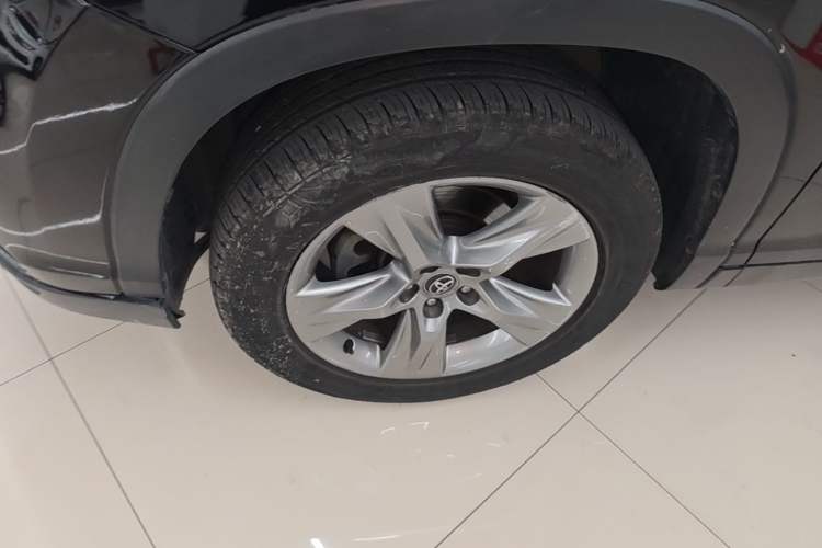 Used Toyota Highlander 2015 2.0T Four-Wheel Drive Luxury Edition 7-Seater Left Front Wheel Hub