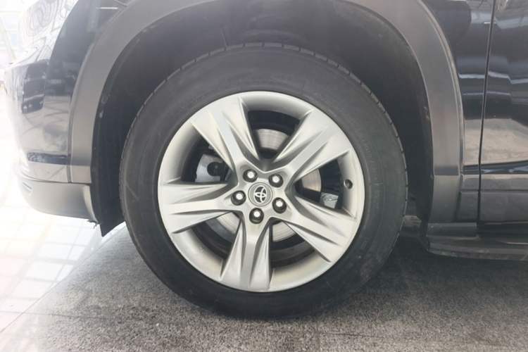 Used Toyota Highlander 2015 2.0T Four-Wheel Drive Luxury Edition 7-Seater Left Front Wheel Hub