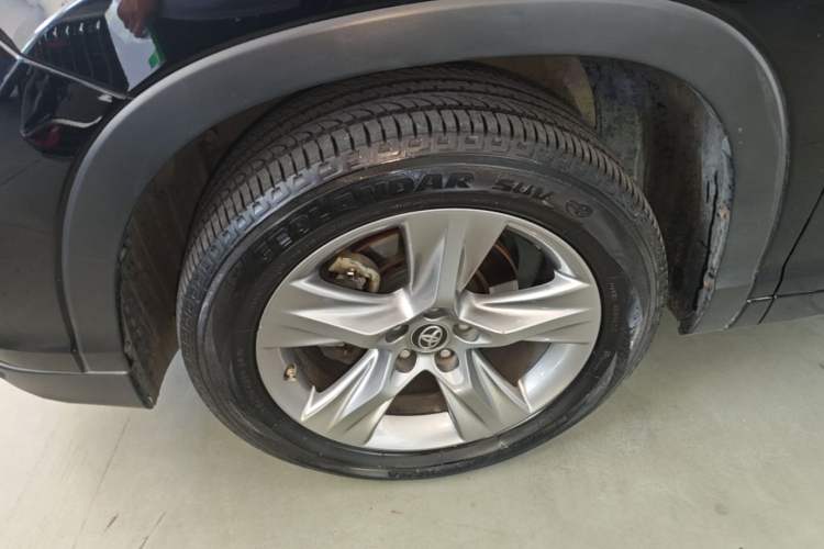 Used Toyota Highlander 2015 2.0T Four-Wheel Drive Luxury Edition 7-Seater Left Front Wheel Hub