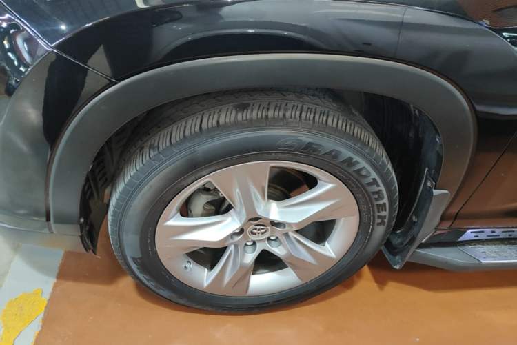 Used Toyota Highlander 2015 2.0T Four-Wheel Drive Luxury Edition 7-Seater Left Front Wheel Hub