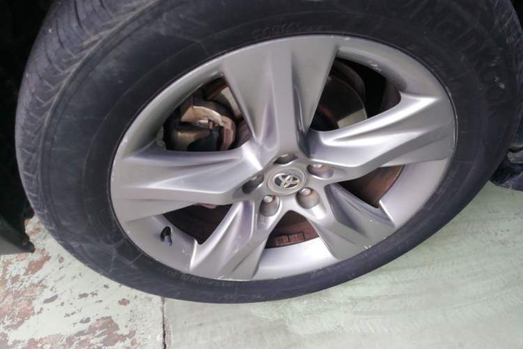 Used Toyota Highlander 2015 2.0T Four-Wheel Drive Luxury Edition 7-Seater Left Front Wheel Hub