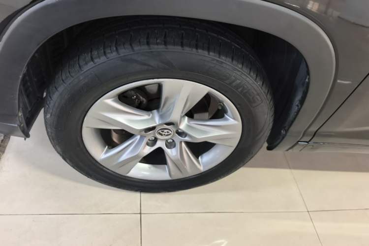 Used Toyota Highlander 2015 2.0T Four-Wheel Drive Luxury Edition 7-Seater Left Front Wheel Hub