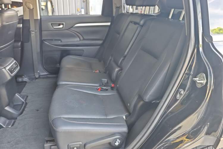 Used Toyota Highlander 2015 2.0T Two-Wheel Drive Luxury Edition 7 Seats Left Rear Seat