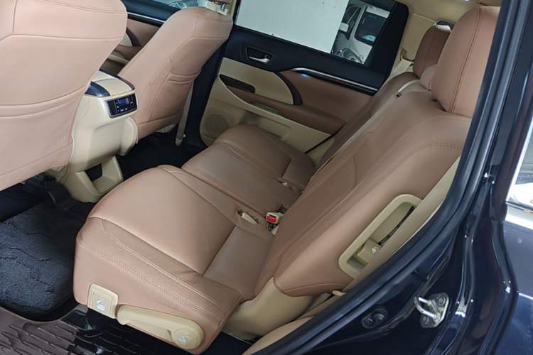 Used Toyota Highlander 2015 3.5L 4x4 Elite Edition 7-Seater Left Rear Seat