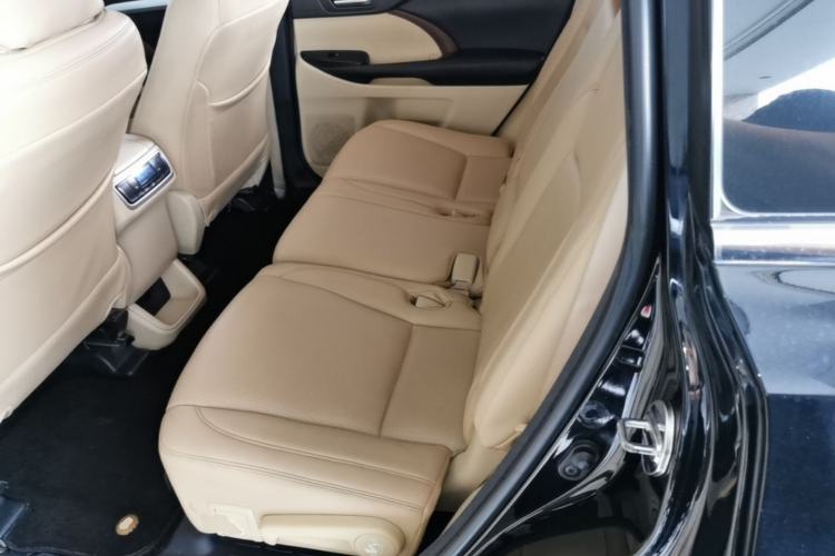 Used Toyota Highlander 2015 2.0T Two-Wheel Drive Elite Edition 7 Seats Left Rear Seat