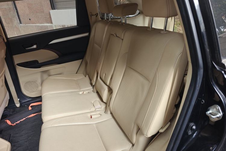 Used Toyota Highlander 2015 2.0T Two-Wheel Drive Luxury Edition 7 Seats Left Rear Seat