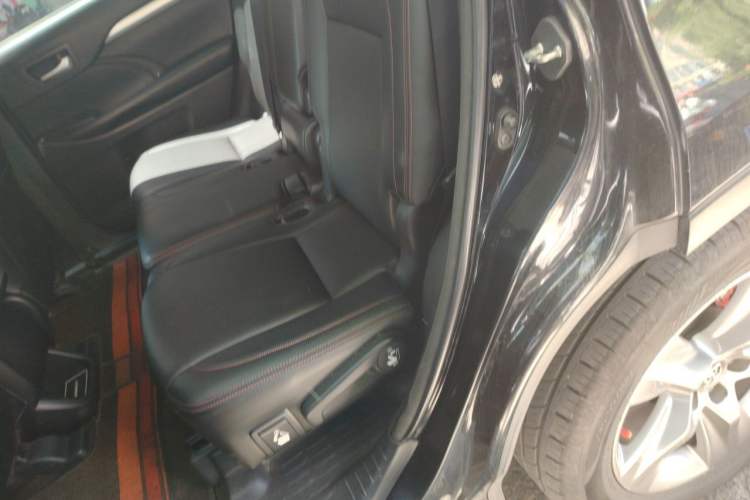 Used Toyota Highlander 2015 2.0T Four-Wheel Drive Luxury Edition 7-Seater Left Rear Seat