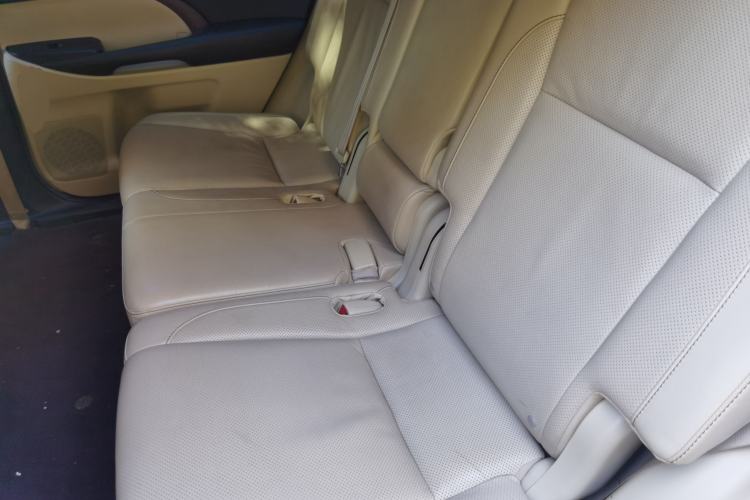 Used Toyota Highlander 2015 2.0T Two-Wheel Drive Luxury Edition 7 Seats Left Rear Seat