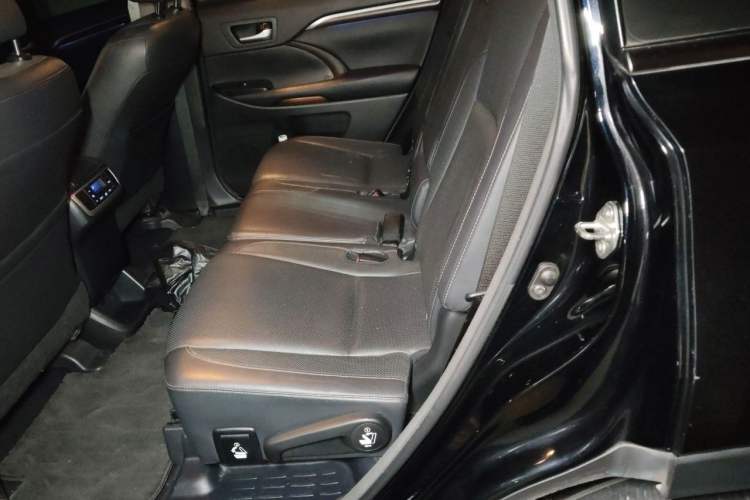 Used Toyota Highlander 2015 2.0T Four-Wheel Drive Ultimate Edition 7-Seater Left Rear Seat