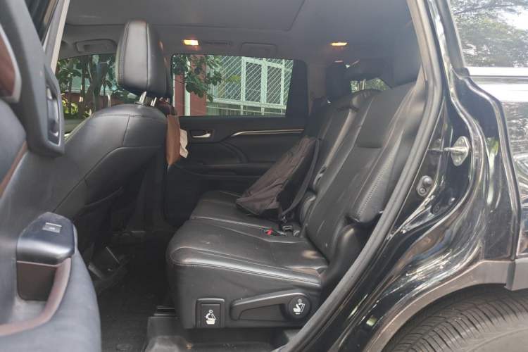 Used Toyota Highlander 2015 2.0T Four-Wheel Drive Ultimate Edition 7-Seater Left Rear Seat