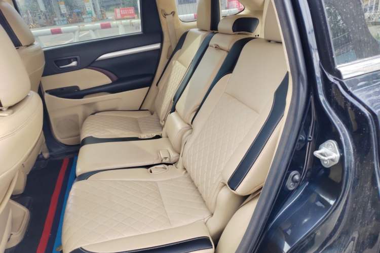 Used Toyota Highlander 2015 2.0T Two-Wheel Drive Luxury Edition 7 Seats Left Rear Seat