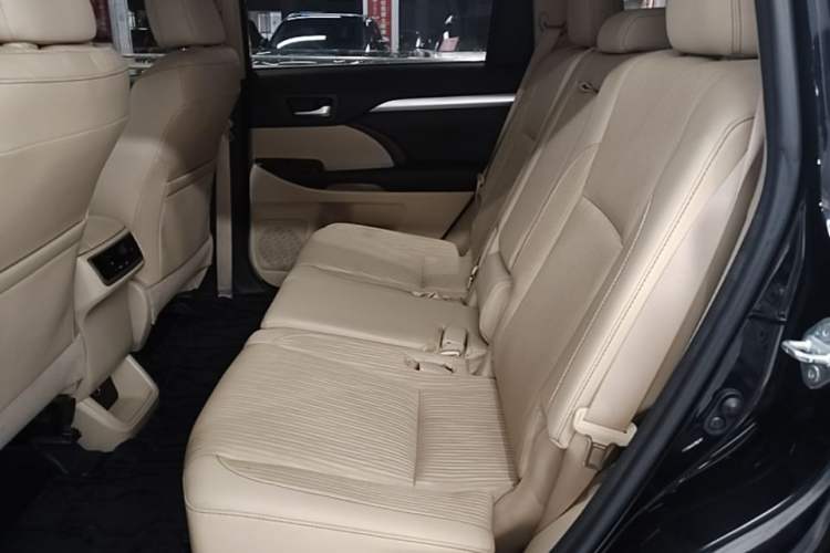 Used Toyota Highlander 2015 2.0T Two-Wheel Drive Elite Edition 5 Seats Left Rear Seat