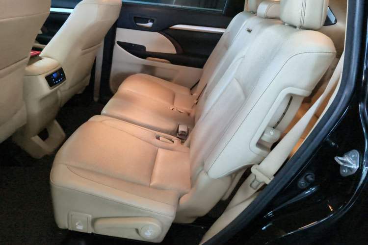 Used Toyota Highlander 2015 2.0T Four-Wheel Drive Luxury Edition 7-Seater Left Rear Seat
