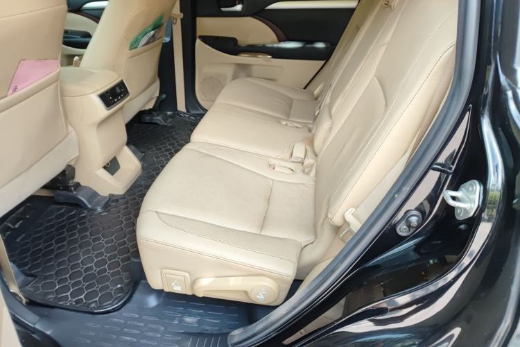 Used Toyota Highlander 2015 2.0T Two-Wheel Drive Luxury Edition 7 Seats Left Rear Seat