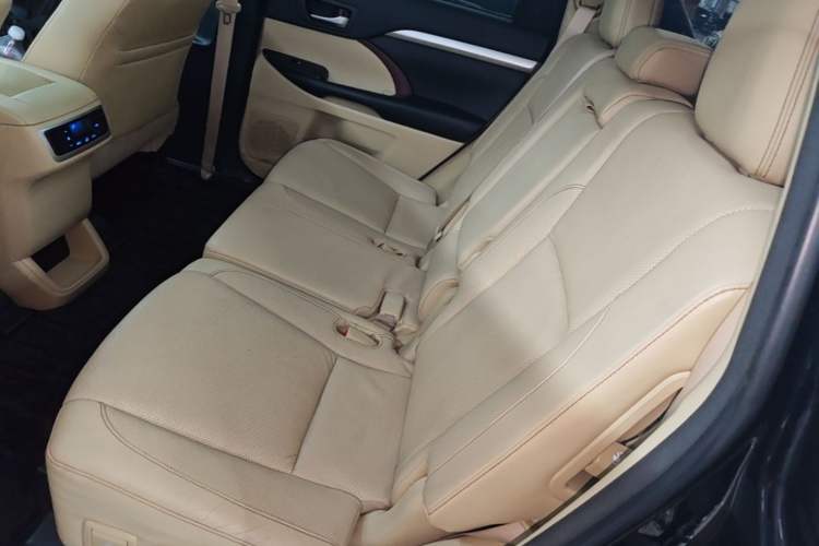 Used Toyota Highlander 2015 2.0T Four-Wheel Drive Luxury Edition 7-Seater Left Rear Seat