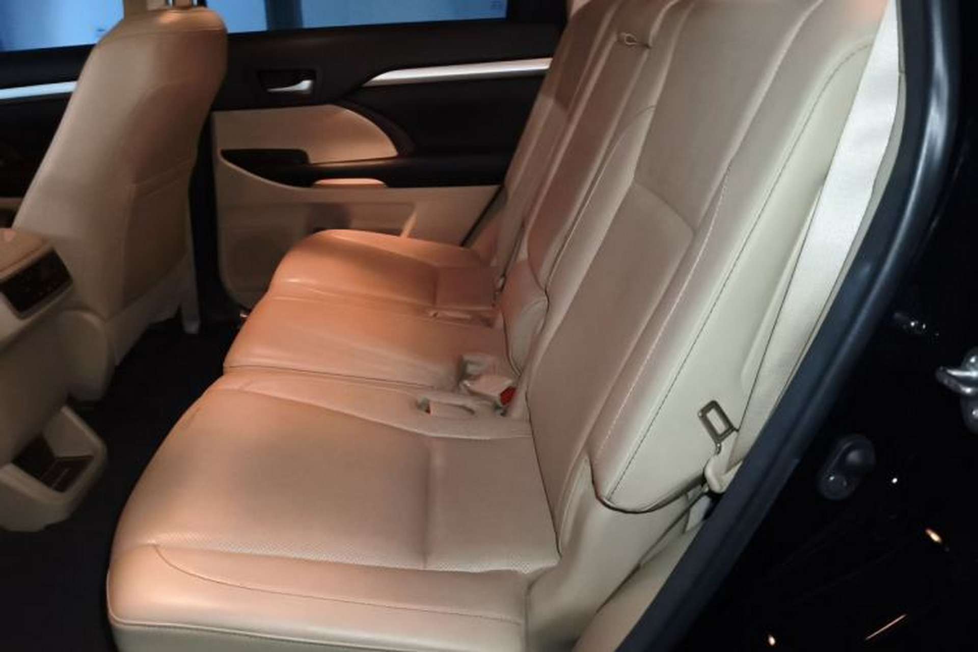 Used Toyota Highlander 2015 2.0T Two-Wheel Drive Luxury Edition 7 Seats Left Rear Seat