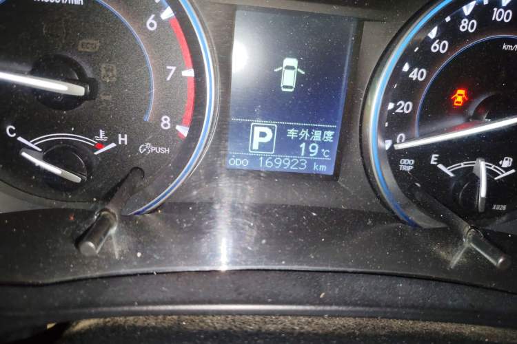 Used Toyota Highlander 2015 2.0T Four-Wheel Drive Elite Edition 7-Seater Odometer Close Up