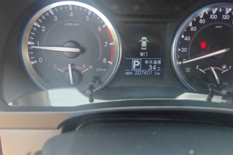 Used Toyota Highlander 2015 2.0T Four-Wheel Drive Luxury Edition 7-Seater Odometer Close Up