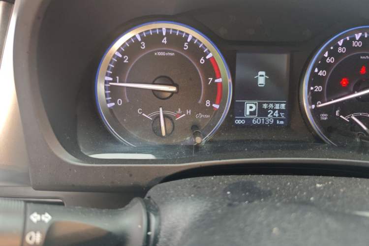Used Toyota Highlander 2015 2.0T Four-Wheel Drive Luxury Edition 7-Seater Odometer Close Up