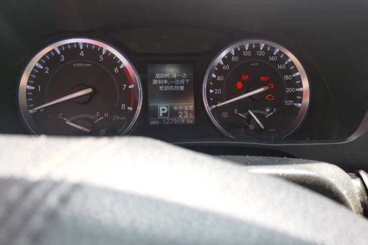 Used Toyota Highlander 2015 2.0T Four-Wheel Drive Luxury Edition 7-Seater Odometer Close Up