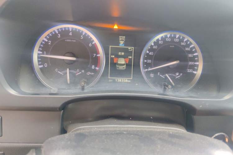 Used Toyota Highlander 2015 2.0T Four-Wheel Drive Ultimate Edition 7-Seater Odometer Close Up